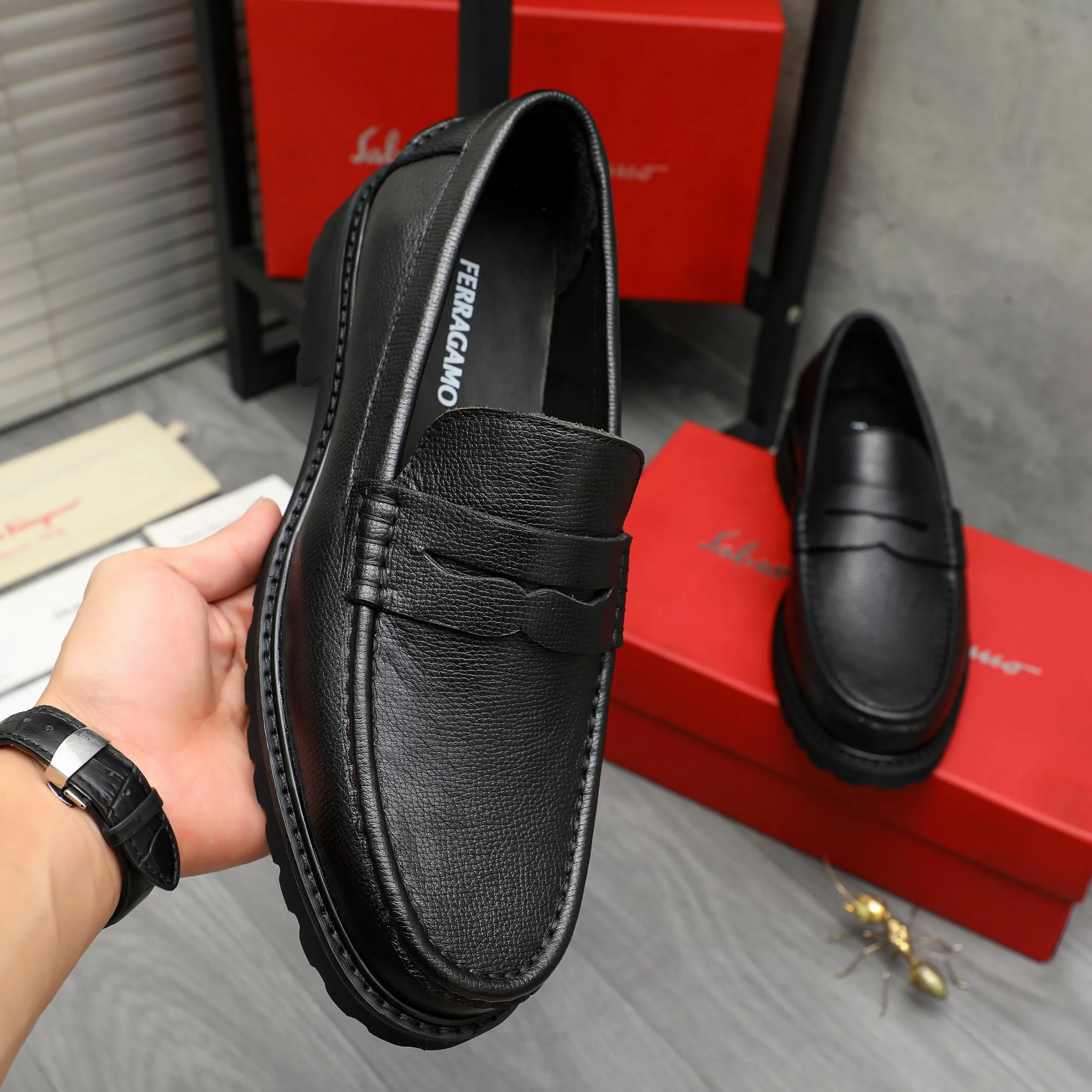 Men's shoes 💰442 Product trademark: Ferragamo "Ferragamo" business formal leather shoes Regular size: 38-46 (45.46 is custom-made and non-returnable) Product materials: Selected small pebbled cowhide upper, cowhide lining, non-slip rubber outsole